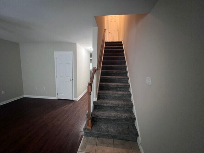 Building Photo - Oak Ridge 37830 - 2 bedroom, 2 bath townho...