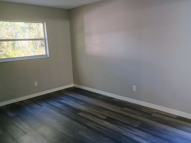 Building Photo - Adorable 2 bedroom 2 bathroom Duplex! Comp...