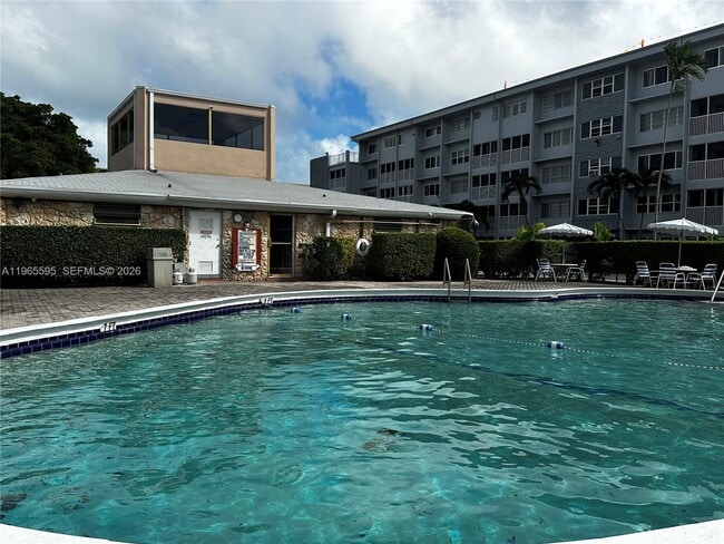 Building Photo - 410 SE 2nd St