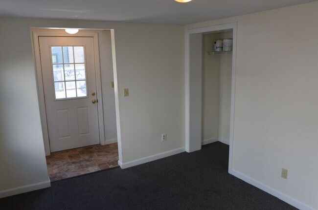 Building Photo - 15-17-17 Peru St