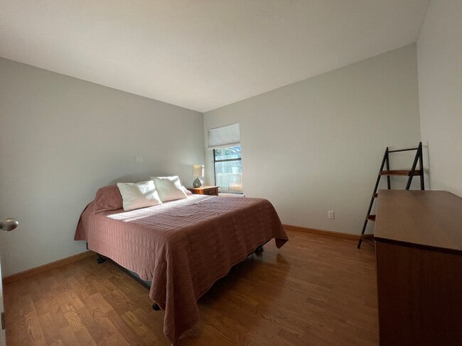 Building Photo - Furnished Oppenheimer Condo; Shorter Lease Options; Unit 212