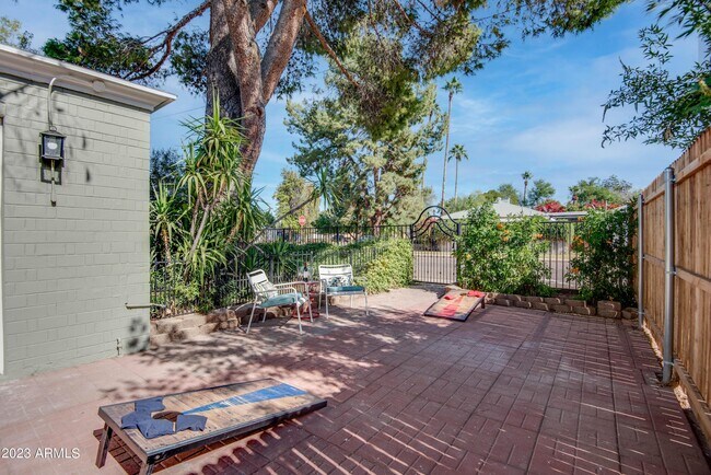 Building Photo - 1301 W Glenrosa Ave