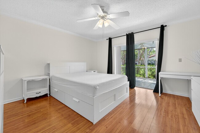 Building Photo - 6070 Sunny Manor Ct