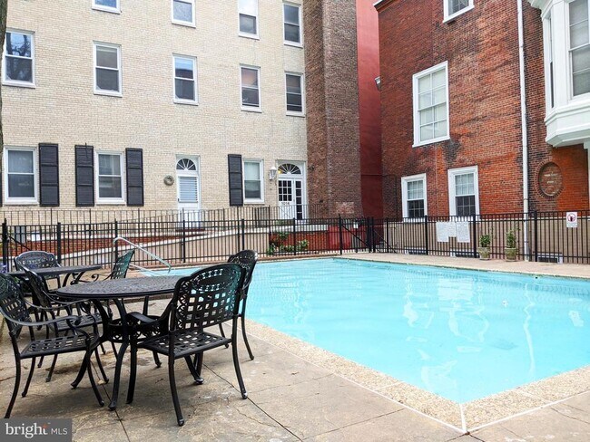 Building Photo - 1008 Spruce St