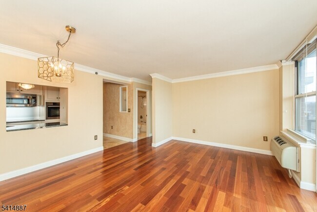 Building Photo - 300 Main St