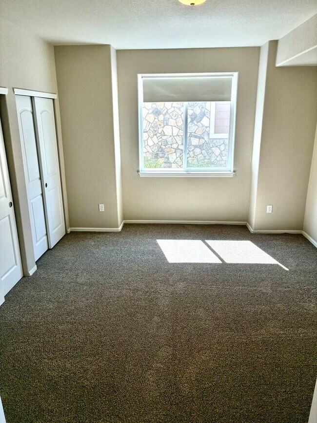 Building Photo - ***2 WEEKS FREE***West Greeley Spacious Townhome With New Carpet!