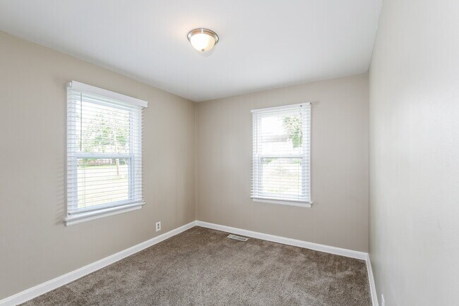 Building Photo - 1123 Roxton Dr