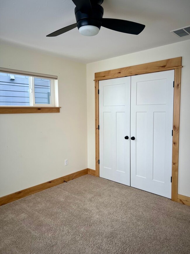 Building Photo - 4 bed 2.5 Bath Townhome in Bozeman