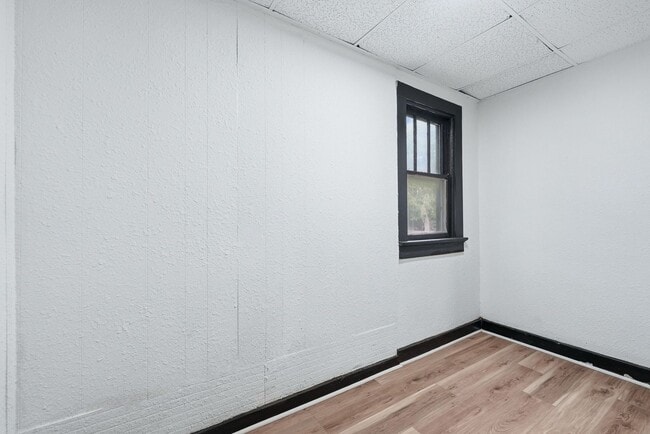 Building Photo - Freshly Updated 3BR Home