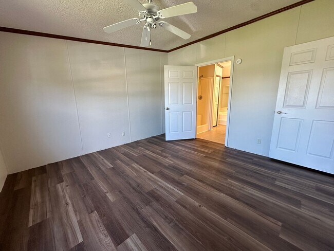 Building Photo - Welcome Home to Country Living!