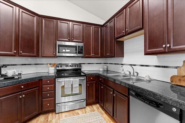 Building Photo - Beautiful 2 Bed 2 Bath Condo Near Rigden Farms!