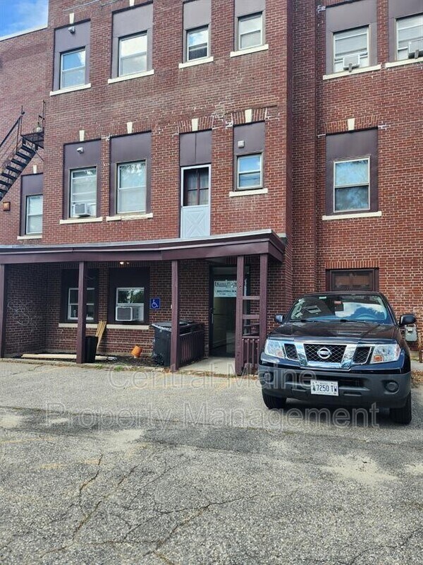 Building Photo - 571 Sabattus St