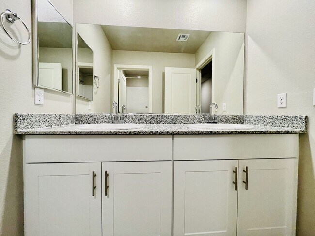 Building Photo - Newer 5 Bd, 3 Bth, Bonus Room, Open Floor ...