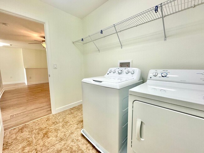 Building Photo - Upscale and modern 5bedroom/2.5bath home in Festival Community!