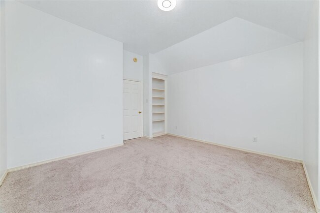 Building Photo - 304 Lago Vista St