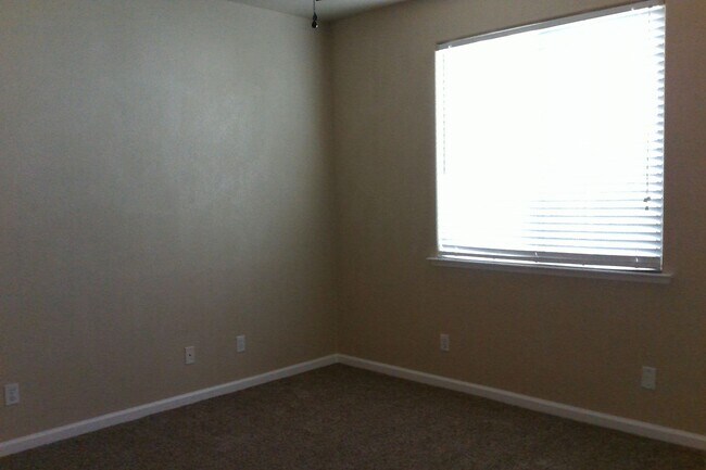 Building Photo - Beautiful 4 Bedroom home in the Clovis District
