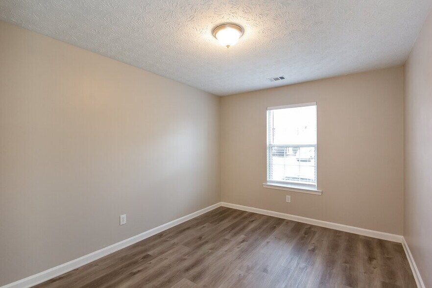 Building Photo - 2060 Stoneoak Dr