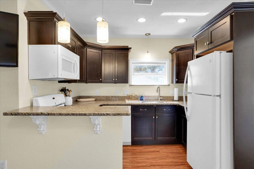 Building Photo - 537 6th St N