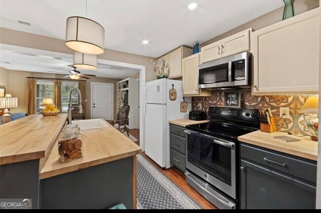 Building Photo - 724 Commodore Dr NW