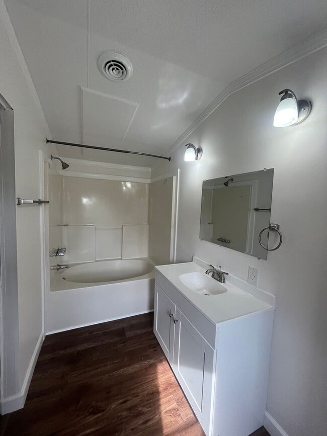 Building Photo - 193 Pearson St