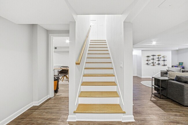 Building Photo - 659 Moody St