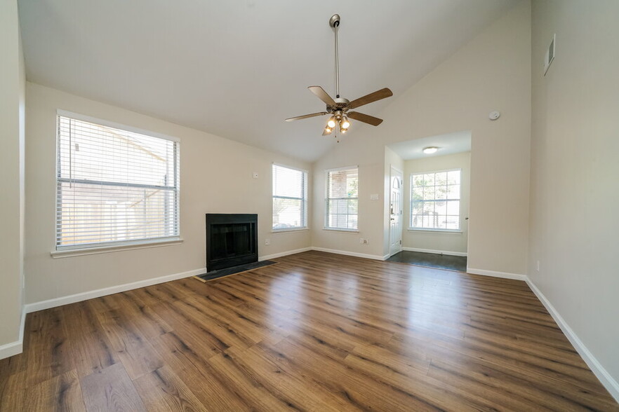 Building Photo - 6732 Woodsmoke Way