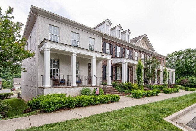 Building Photo - 3-bedroom, 2.5-bath home with a 2-car garage in the sought-after Gateway Village community of Fra...