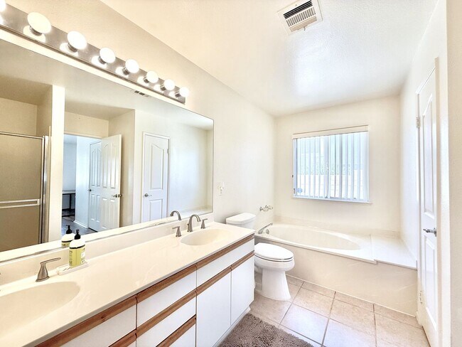 Building Photo - AVAILABLE NOW!! GORGEOUS 2 BEDROOM 2 BATHROOM Home in Palm Desert!