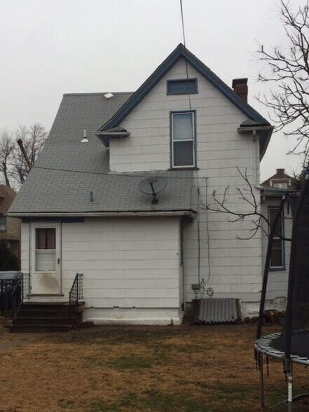 Building Photo - 7406 Flora Ave