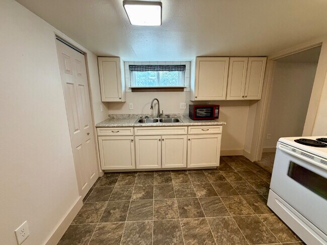 Building Photo - Charming 1-Bedroom Apartment Near Downtown | Utilities Included