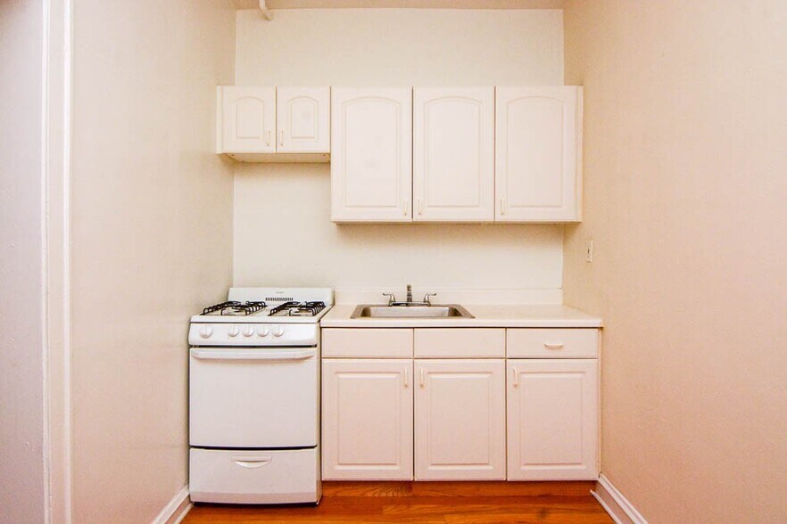 Building Photo - 544 W Wellington Ave