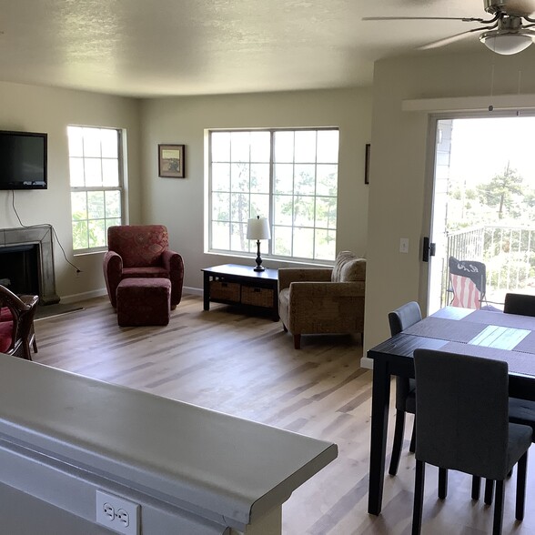Building Photo - 604 N Bagby Dr