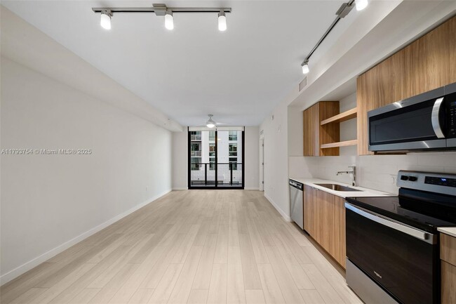 Building Photo - 555 NE 8th St