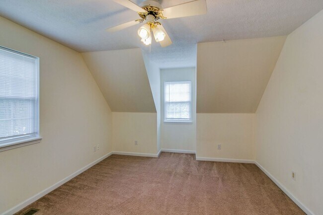 Building Photo - 1046 Bush Ave
