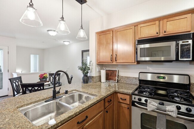 Building Photo - Point Loma, "The Bay" 2 bed 2 Bath Townhome now available! Amazing amenities, don't miss out