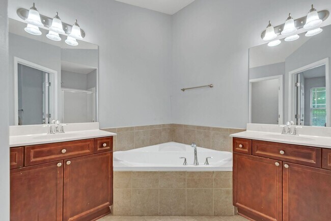 Building Photo - Awesome 3BE/2.5BA home in Bellevue!