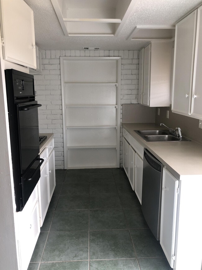 Building Photo - 3112 Lourdes St