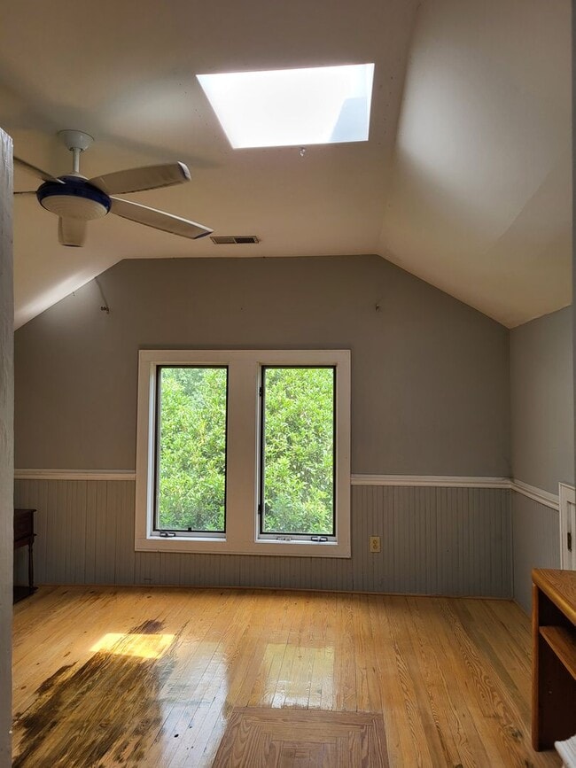 Building Photo - Farm house in Mt Holly