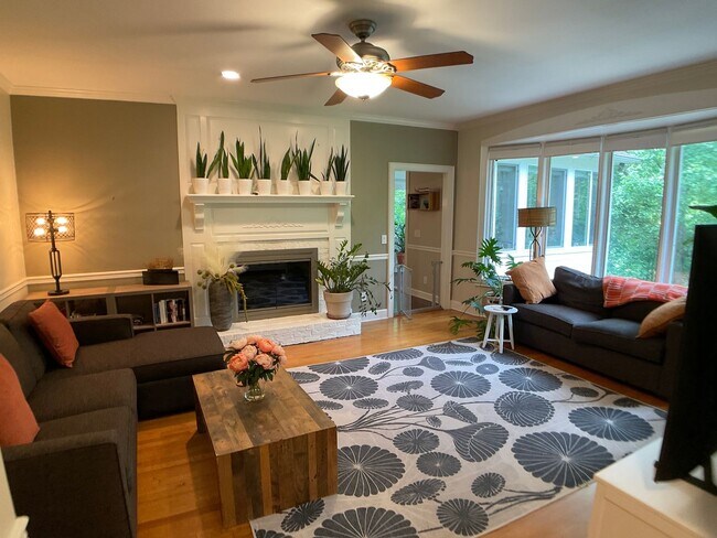 Building Photo - Executive Home in The Heart of Chapel Hill!
