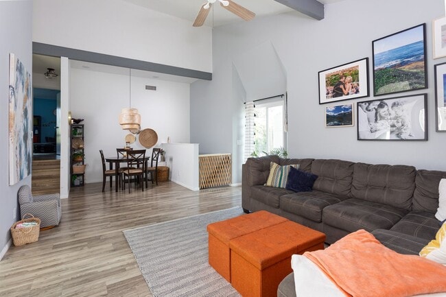 Building Photo - 3 bed 2 bath Townhouse located in South Coast Metro