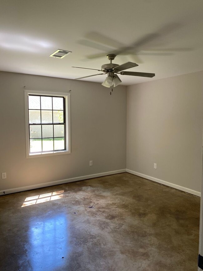 Building Photo - Split Floorplan Nestled off S. Lamar on Pe...