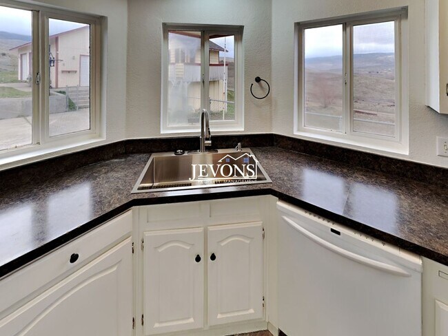 Building Photo - Comfortable Selah Residence with Open Living Space and Easy Commuter Access