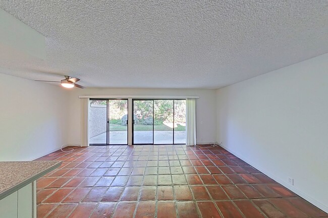 Building Photo - 2 Bedroom, 1.5 Bathroom Townhouse in San C...