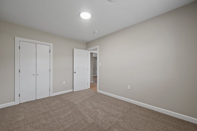 Building Photo - Riverview - Building 8 (24-27)