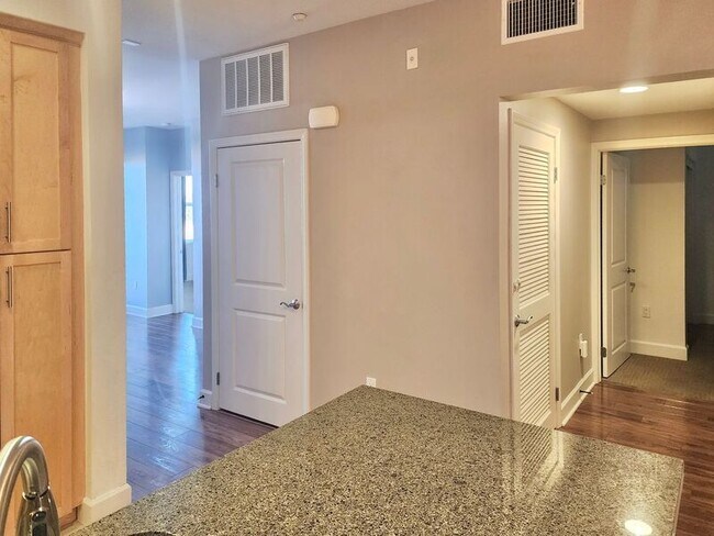 Building Photo - 12842 Palm St