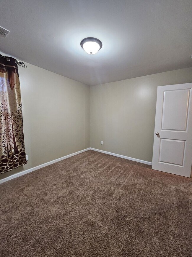Building Photo - Great Home With Garage Parking Near Downto...