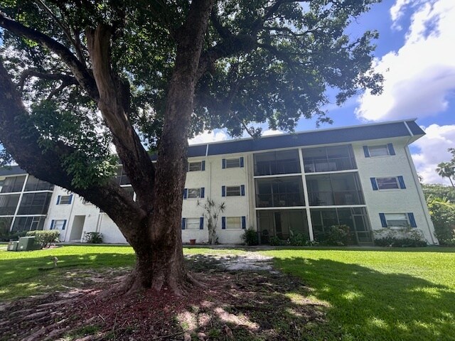 Building Photo - 5090 SW 64th Ave