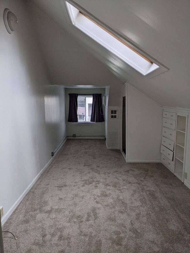 Building Photo - FALL 2026 AVAILABILITY!!!  2-bedroom, 1-bath apartment across from Kinnick and UIHC