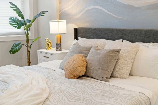 Building Photo - 801 S Western Ave