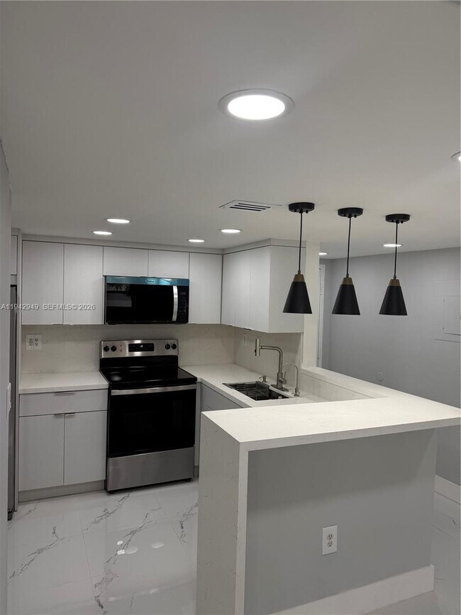 Building Photo - 9937 Nob Hill Pl